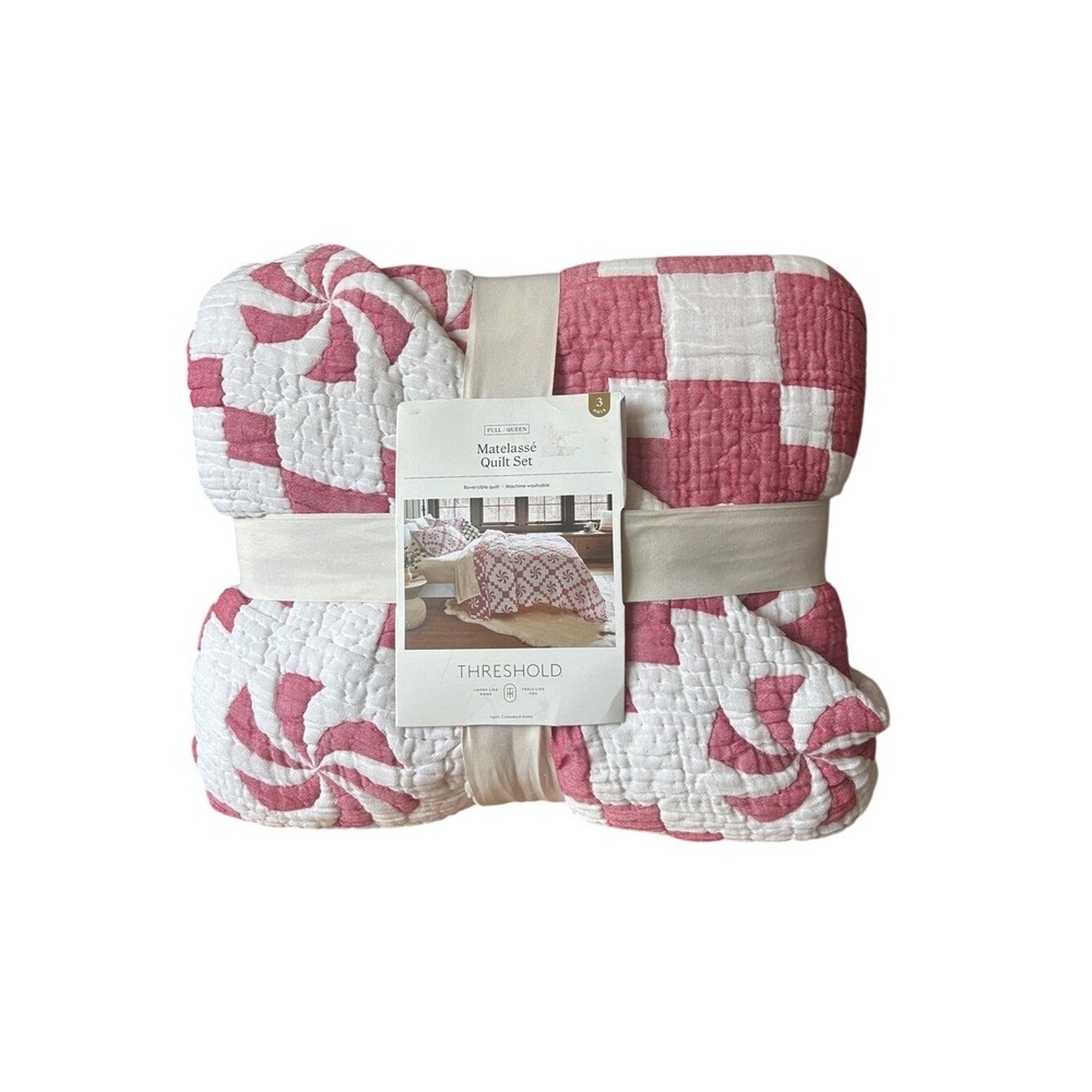 Threshold Holiday SZ Full/Queen Quilted Matelassé Quilt Set Reversible GIFT NEW